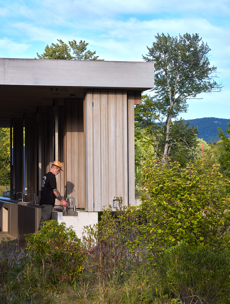 Outdoor sink for an outdoor experience